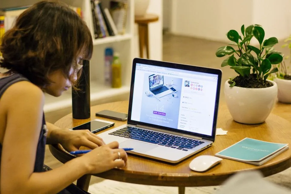 Une femme lit une page sur son ordinateur portable : l'immersion, l'étape que tout le monde saute
